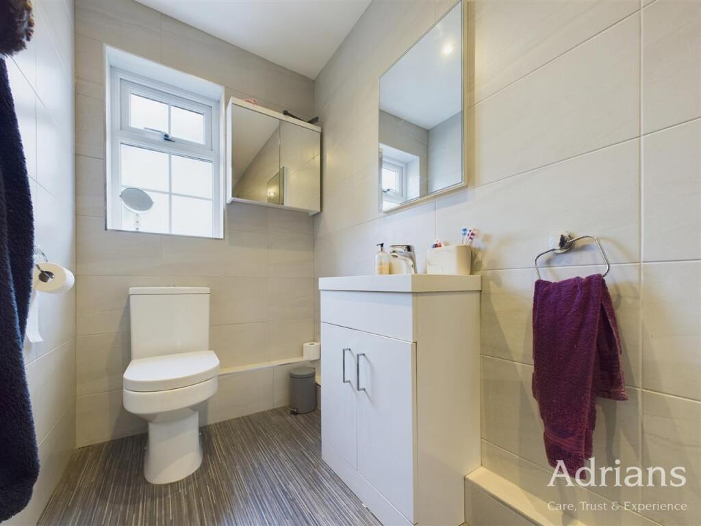 EN-SUITE SHOWER ROOM