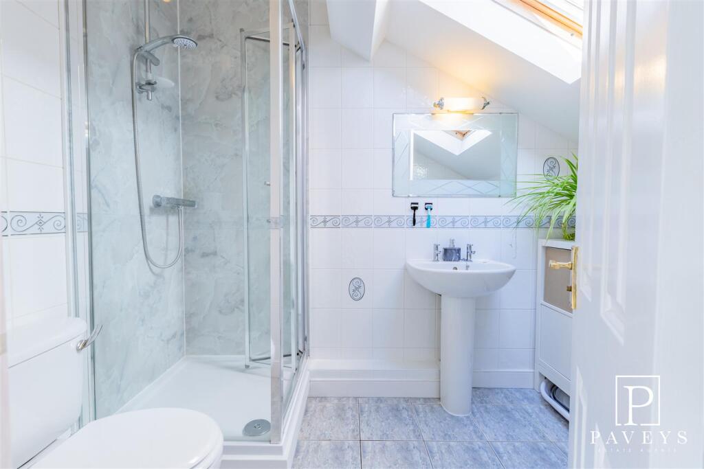 EN-SUITE SHOWER ROOM