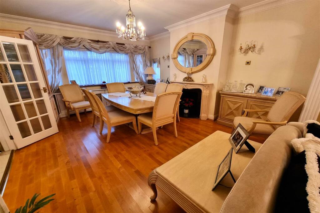 THROUGH LOUNGE: PIC. 3