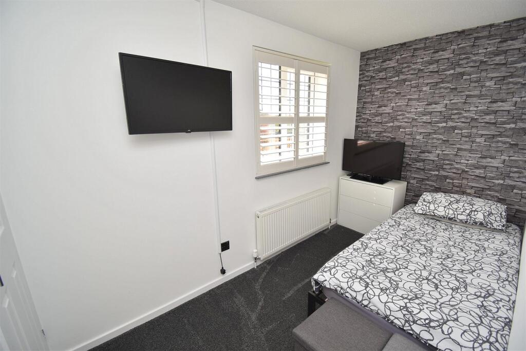 Bedroom-002.JPG
