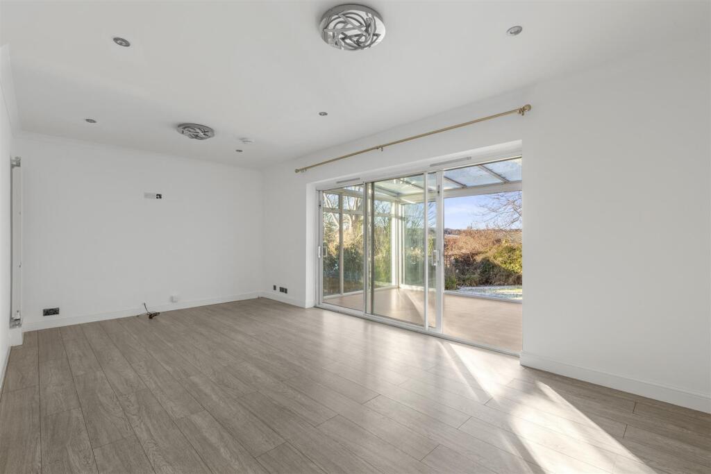 8 Foxhill Close, HP13 5BL-7.jpg