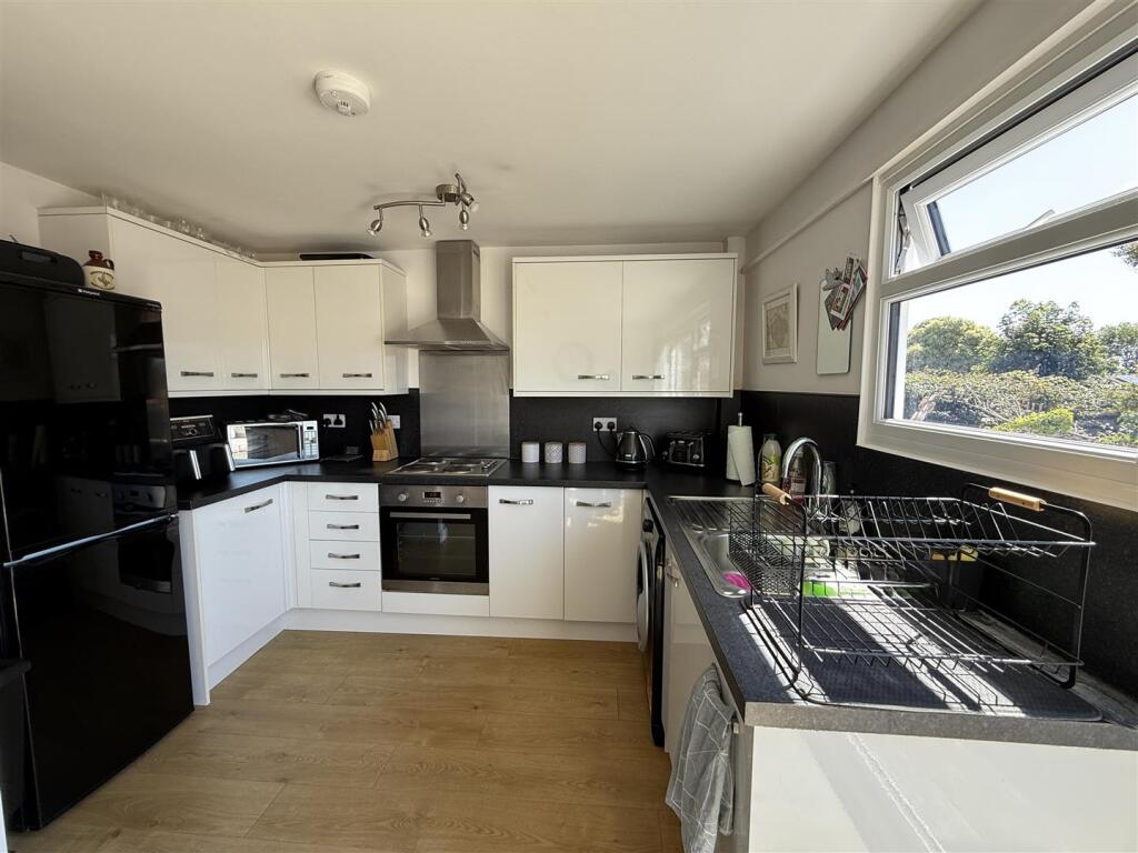 Kitchen/Dining Area:
