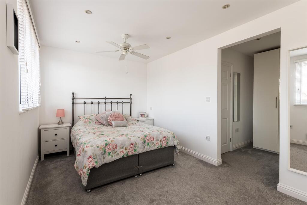 21 Springvale bedroom1a.jpg