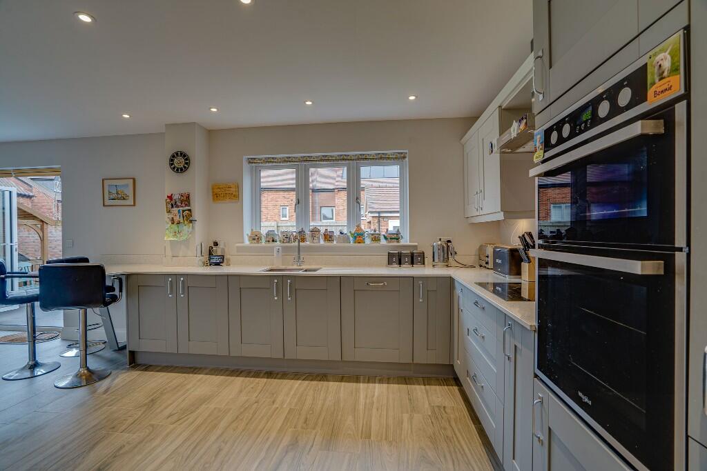 KITCHEN/BREAKFAST 