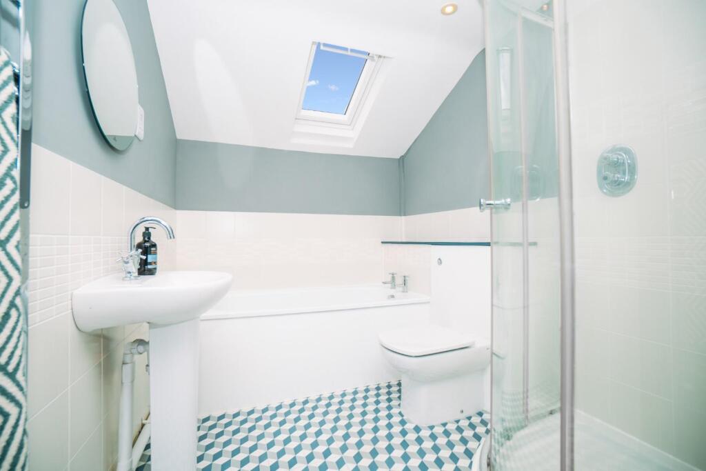 14 Guildhall-34 [Bathroom Two] 01.jpg