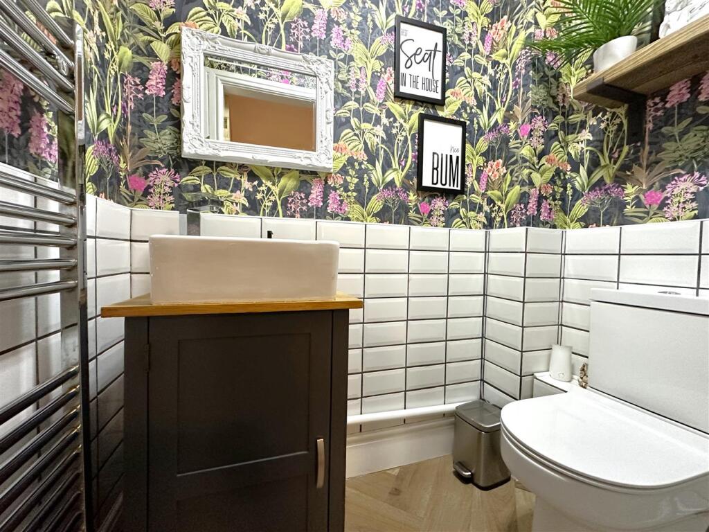 Stylish Ground Floor W.C 274