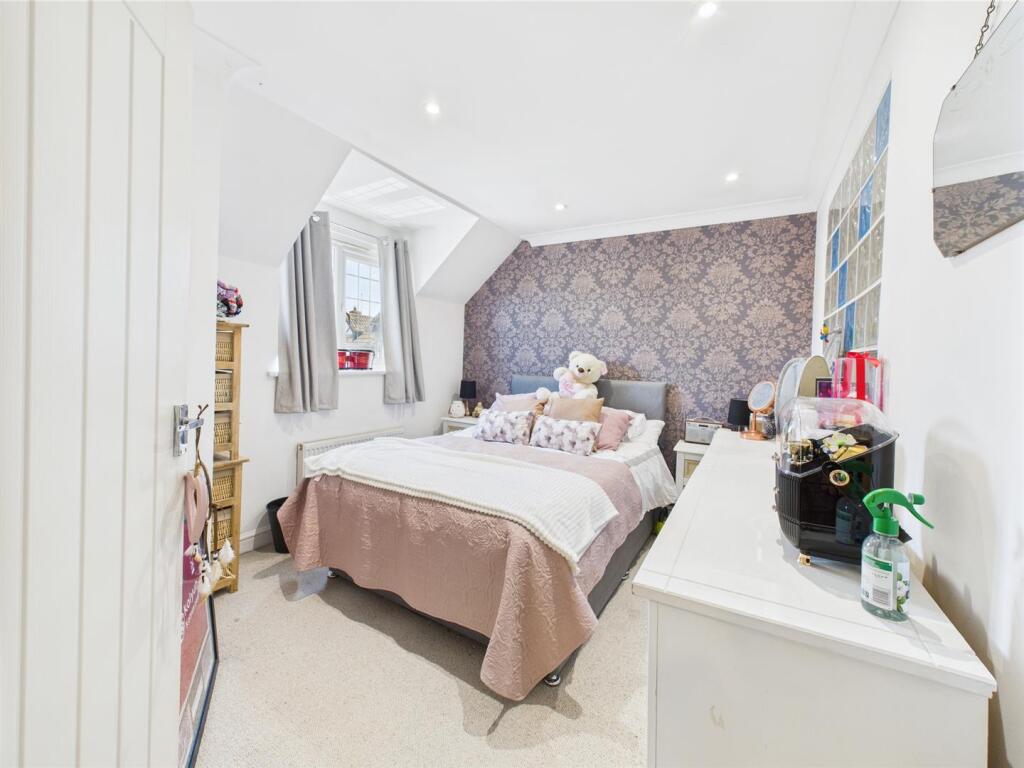CAM03975G0-PR0106-STILL031.jpg