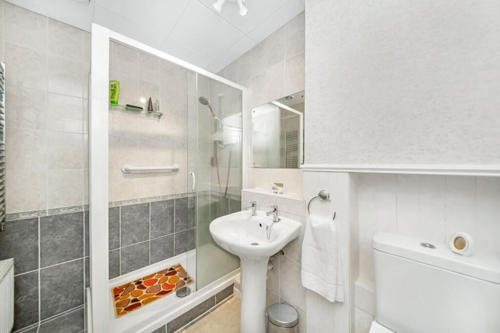 HOUSE SHOWER ROOM