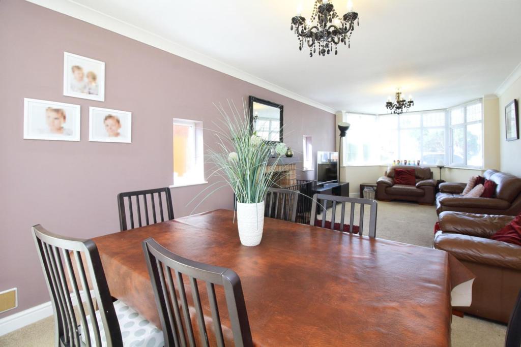 Lounge/Dining Room