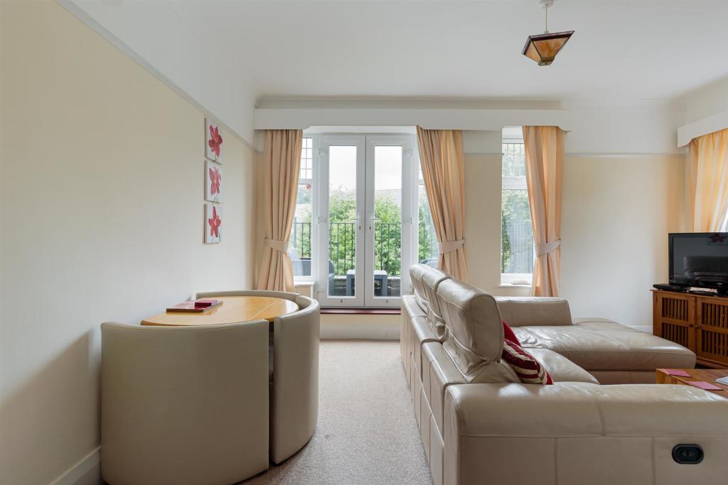 Lounge Dining Area