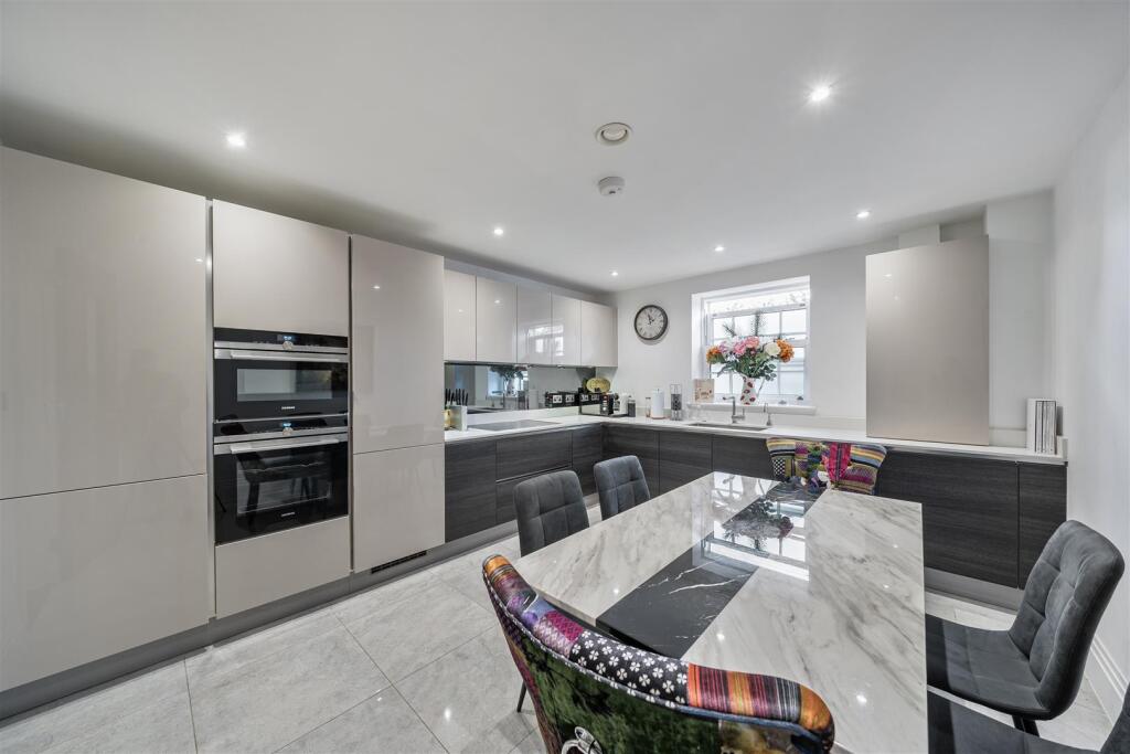 Kitchen/Breakfast Room:
