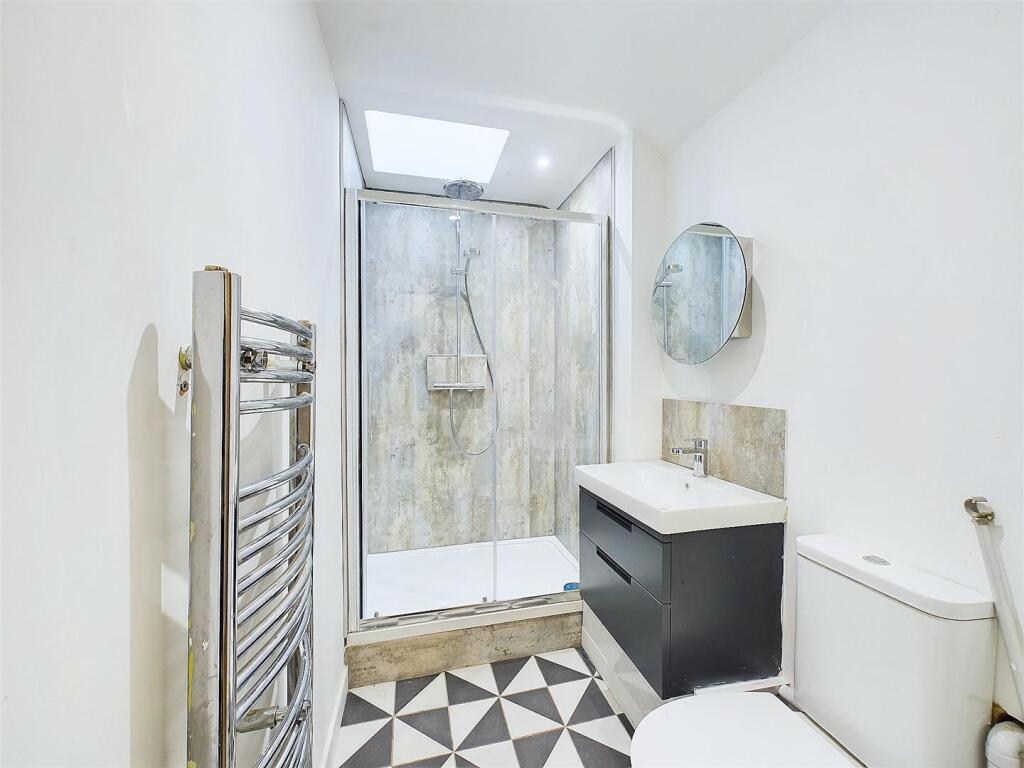 9 - 6 Bedroom HMO.jpg