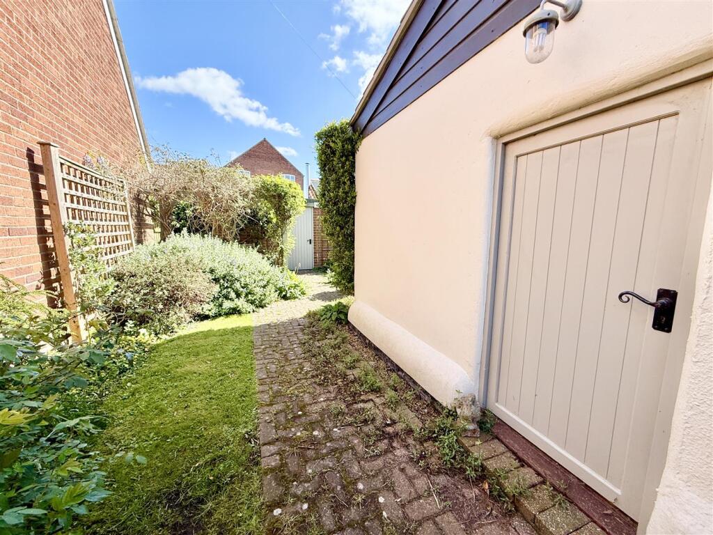 garden to side