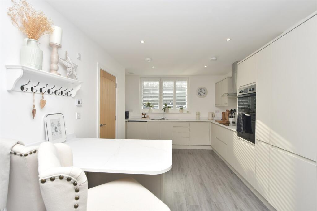 Kitchen/ Breakfast Area