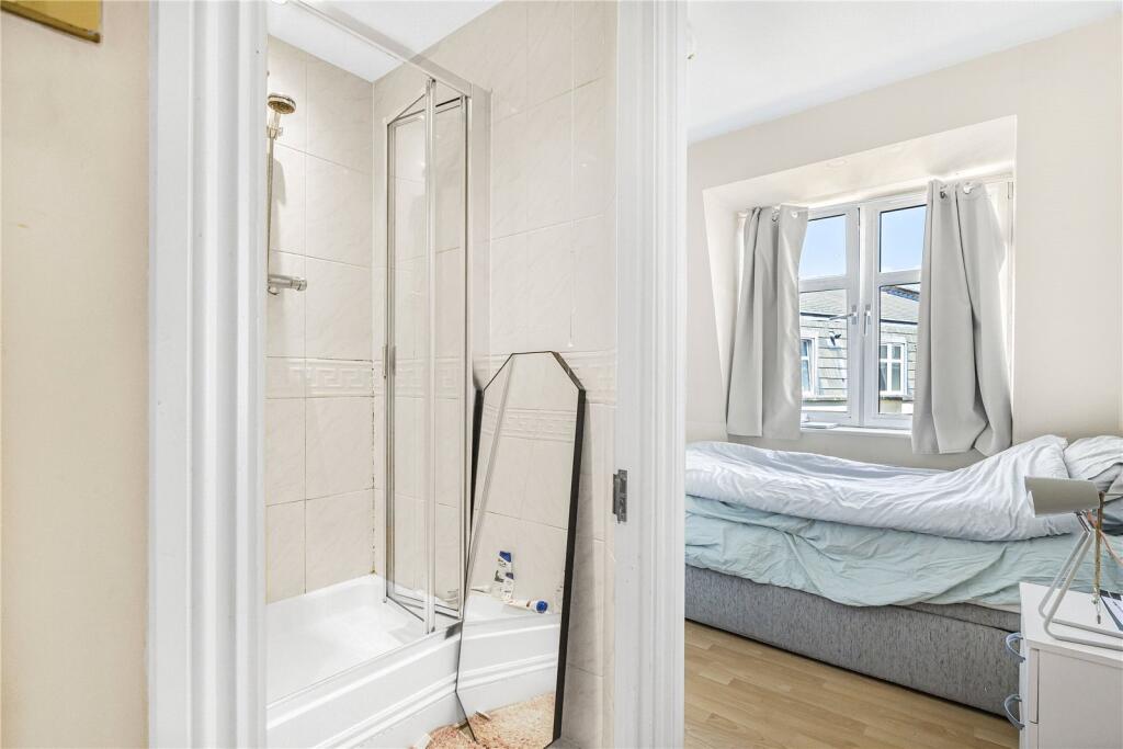 Bedroom/Bathroom