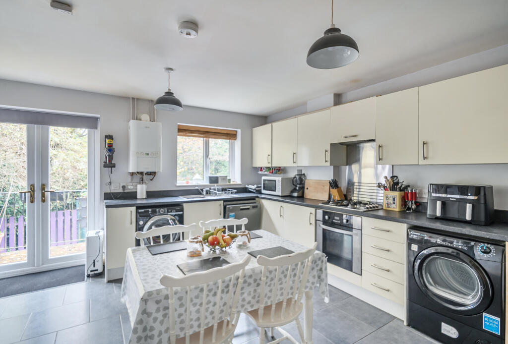 1376401-5-690b676...