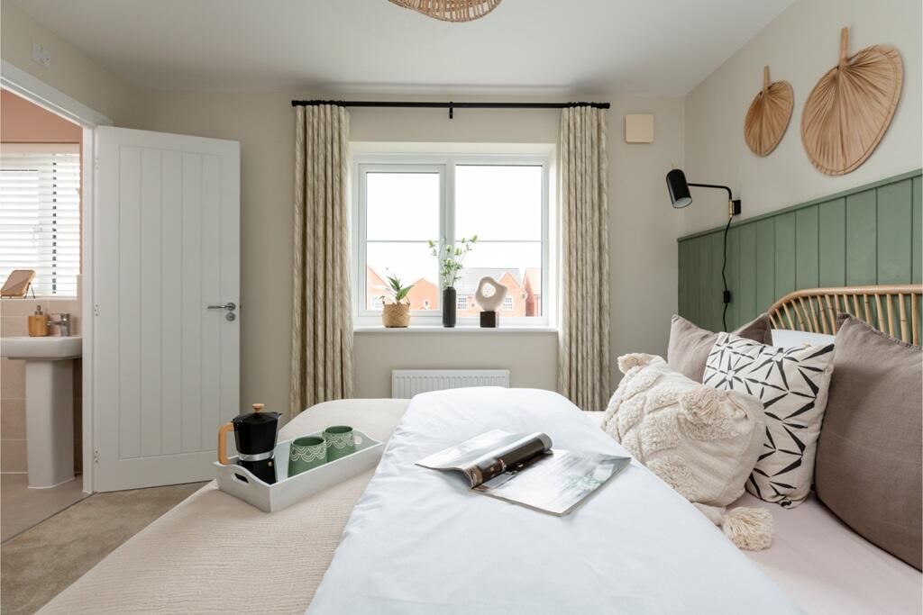 Serene main bedorom with en suite shower
