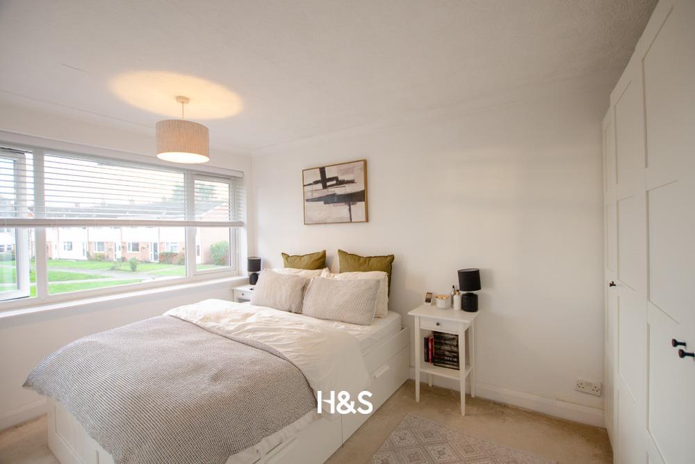 55 Nethercote Gardens - Bed1.jpg