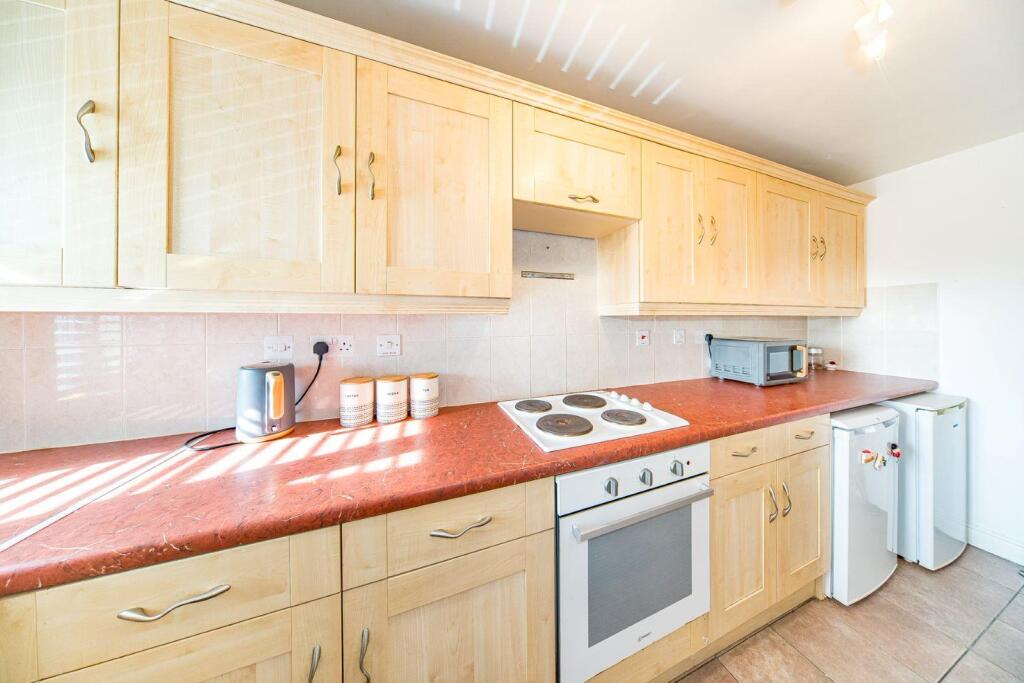 7 Rio Court kitchen 2.jpg