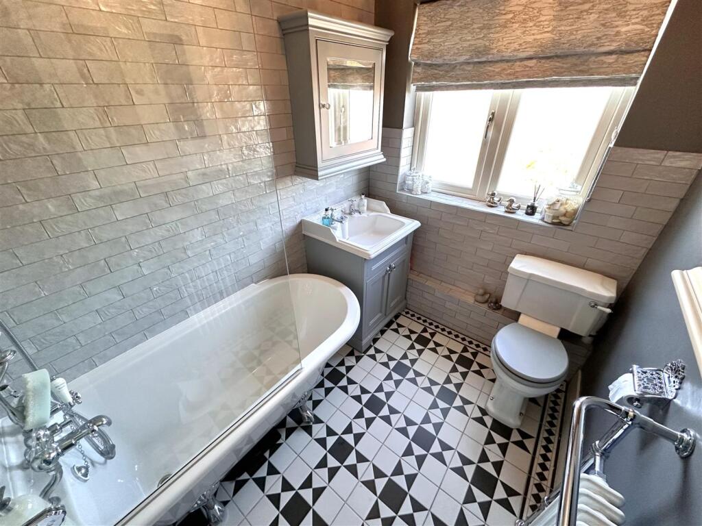 Stunning Modern Bathroom 647
