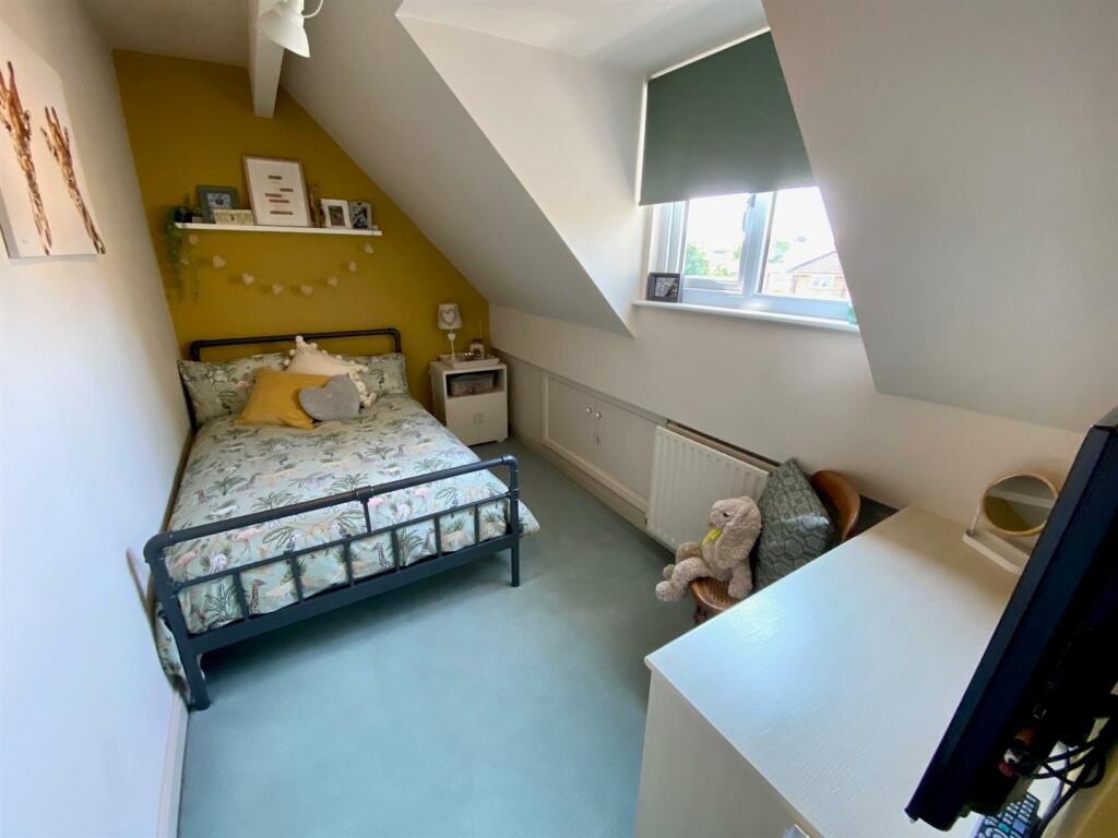 robin royd lane 28 bed 3.jpg