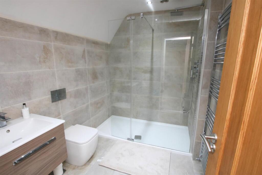 SEPARATE SHOWER ROOM