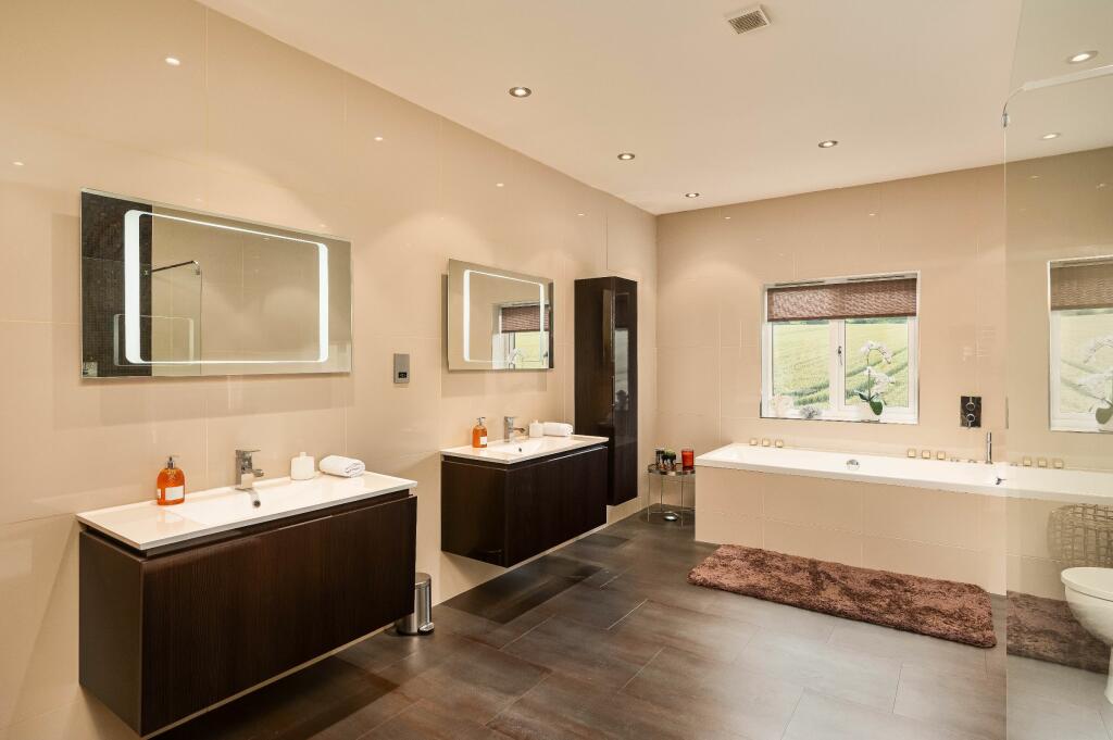 Main family bathroom 