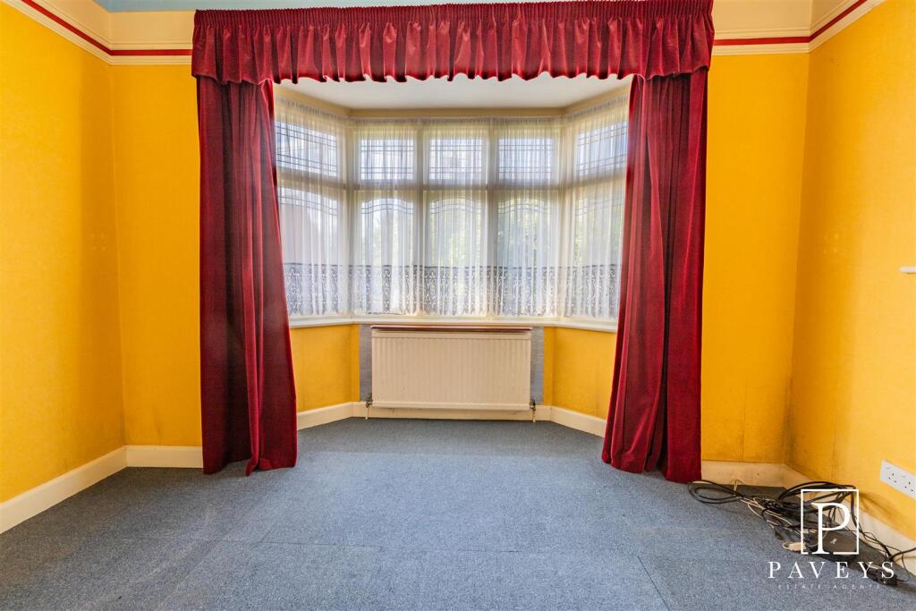SITTING/DINING ROOM
