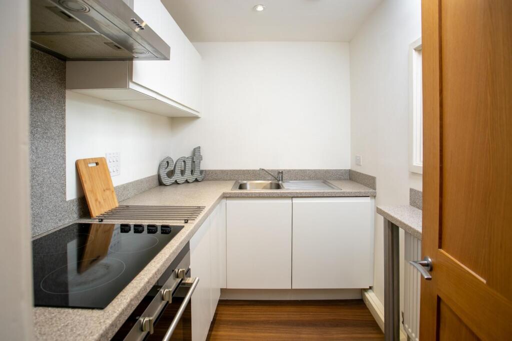 Flat 3 The Coachworks 2 Long Acre-12.jpg