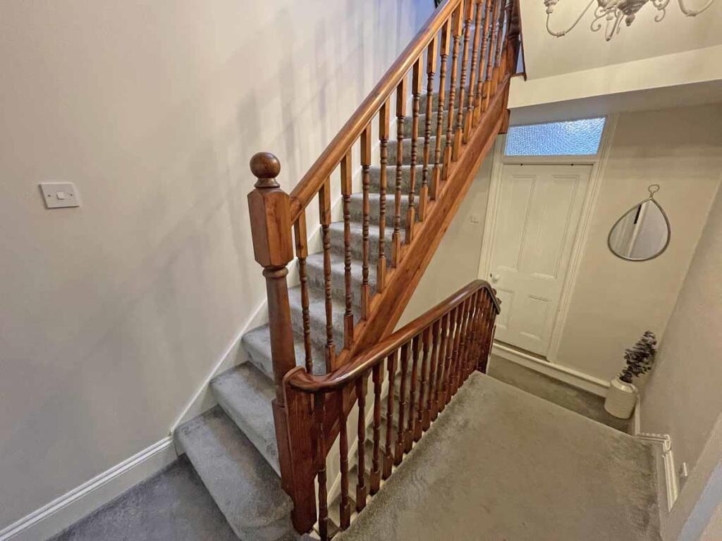 Edgecumbe Park Road 27 Landing.jpg