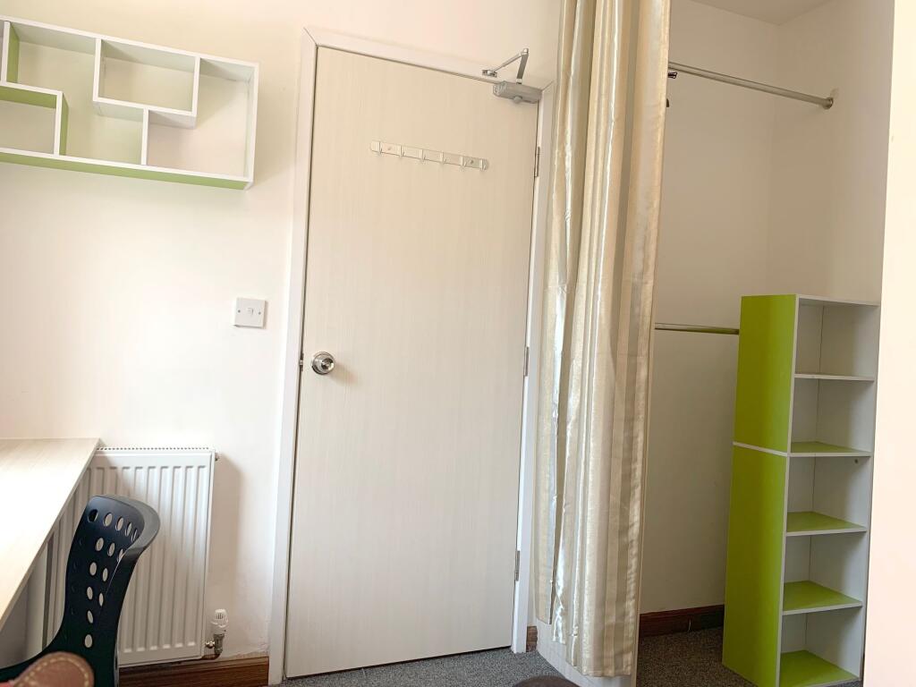 A clean and well-maintained small room featurin...
