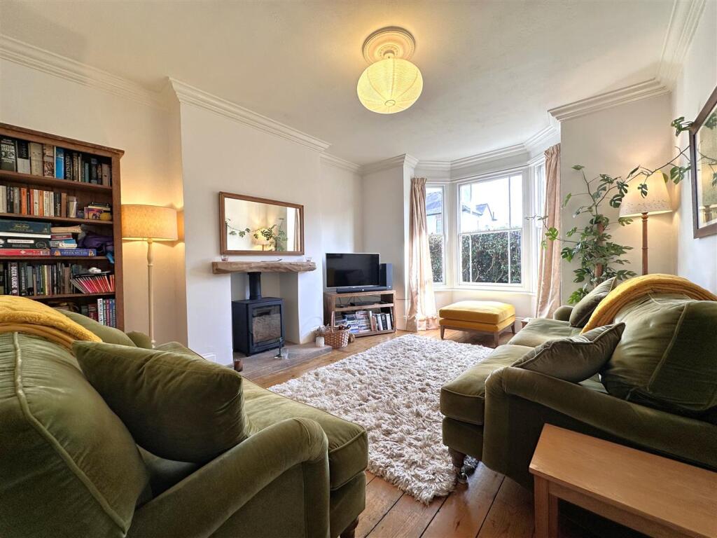 Bay-Fronted Lounge 547