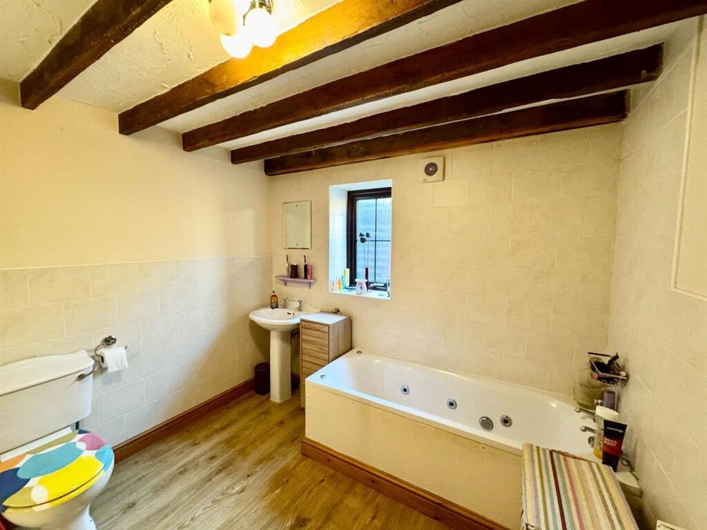 bathroom 3.jpg