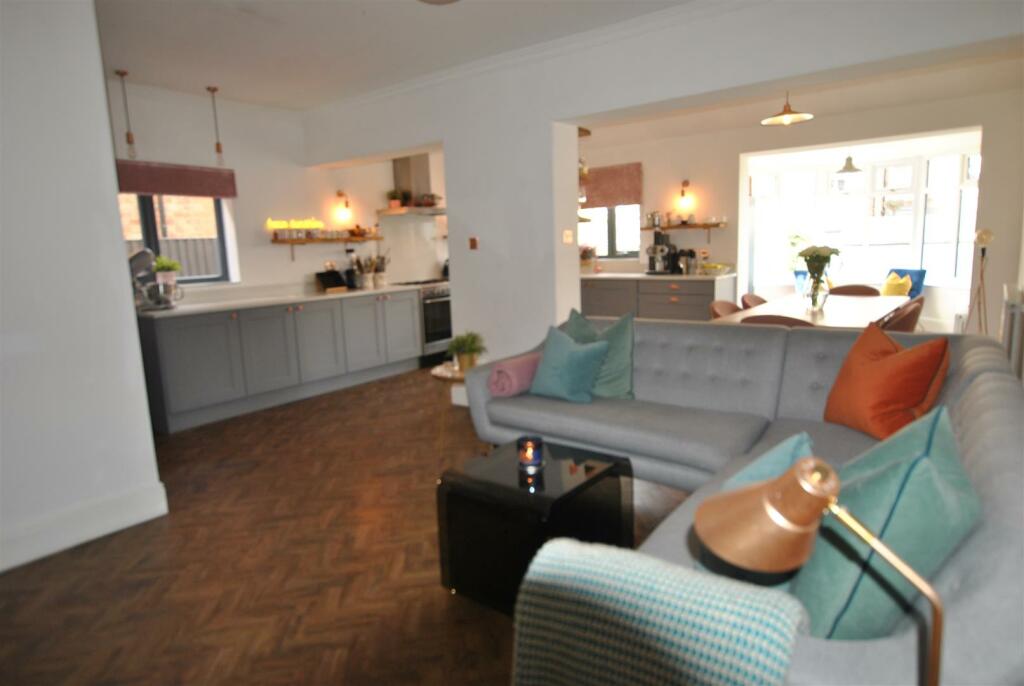OPEN PLAN FAMILY DINING KITCHEN