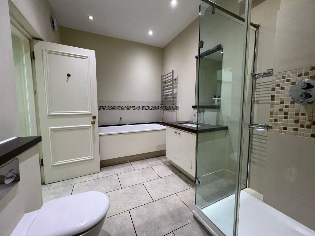 1st Ensuite Bathroom