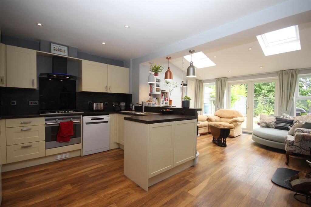 KITCHEN/DINING ROOM