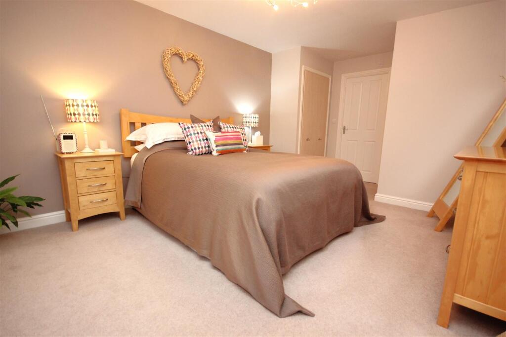 Master Bedroom (2).JPG