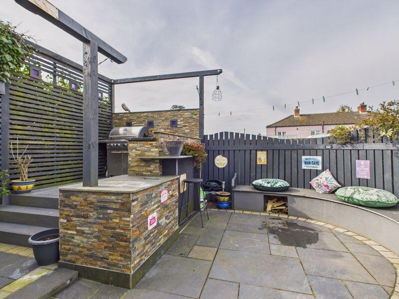 Outdoor kitchen/barbecue area