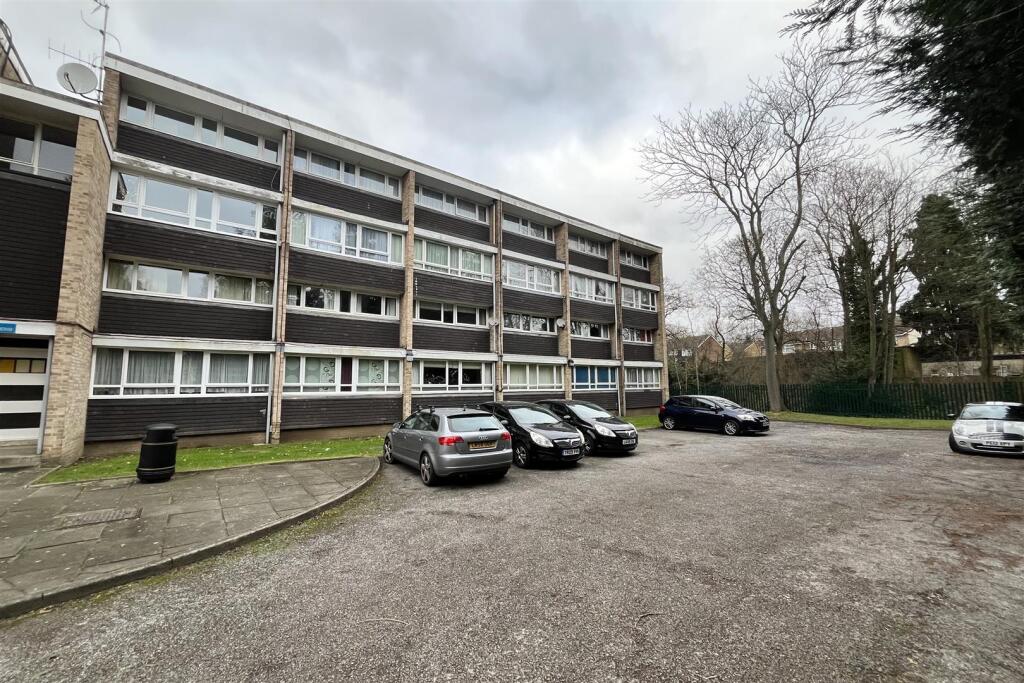 COMMUNAL ENTRANCE &amp; PARKING