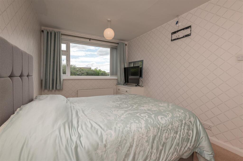 43 - 37 Lyndhurst Ave HD6 3RY.jpg