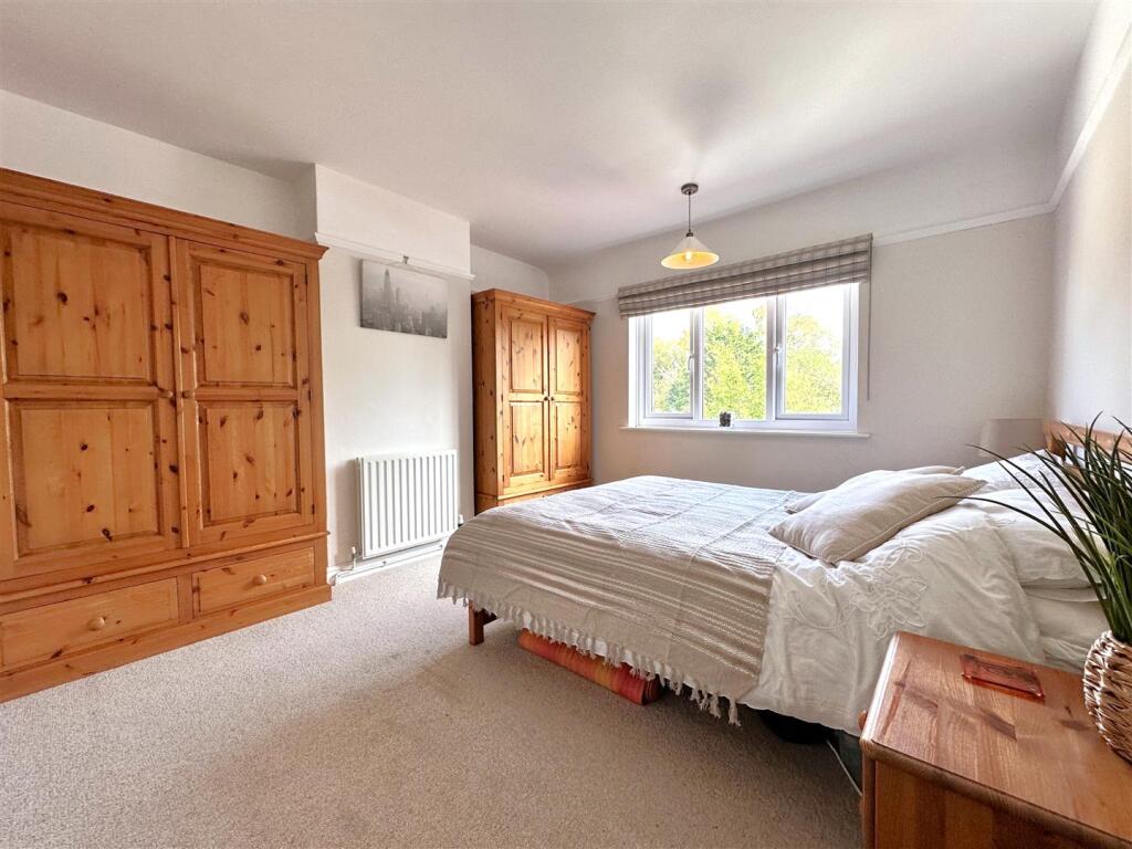 Spacious Second Bedroom 078