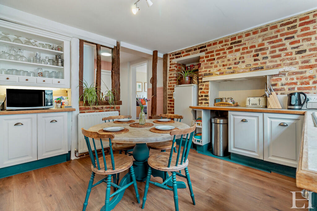 8658492-interiorW...