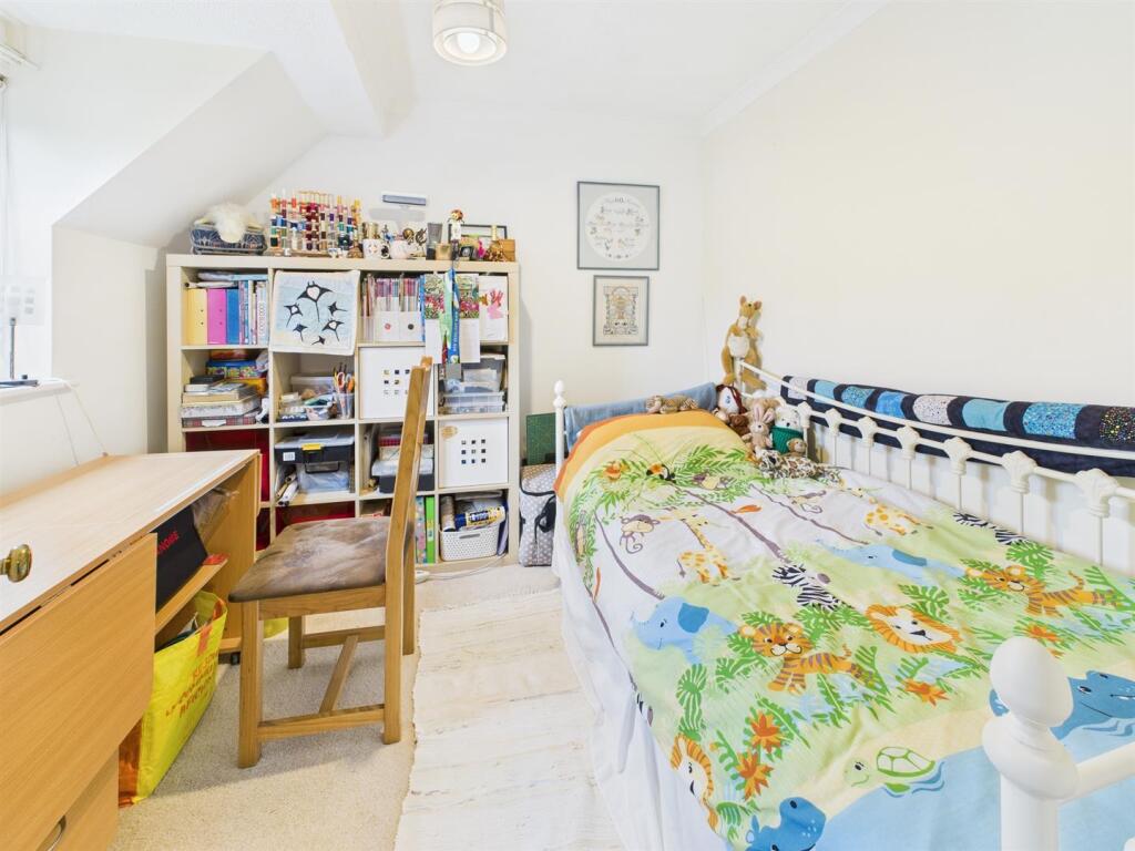 BEDROOM 4