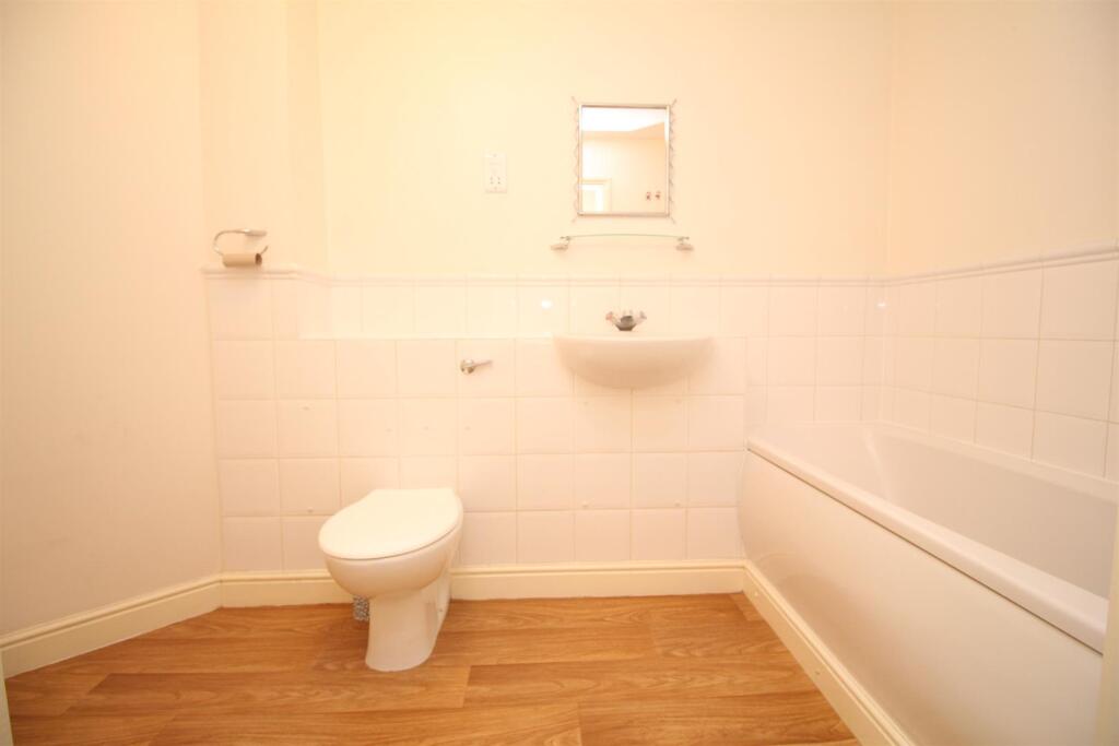 5 Riverbank Way Family Bathroom.JPG