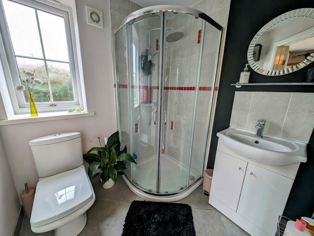 ensuite.jpg