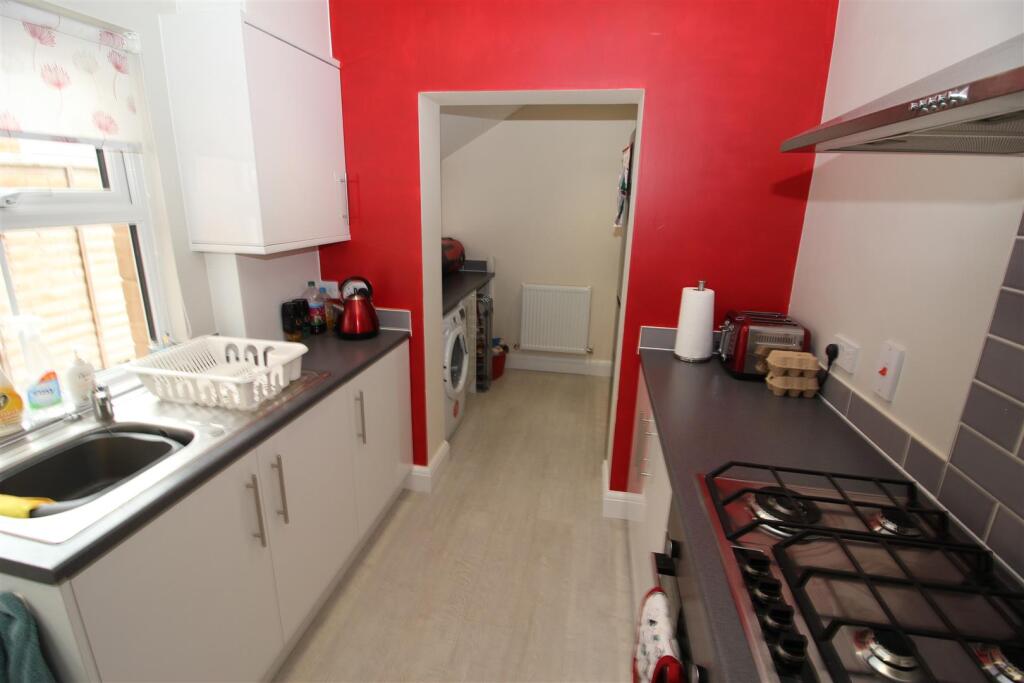 Kitchen (2).JPG