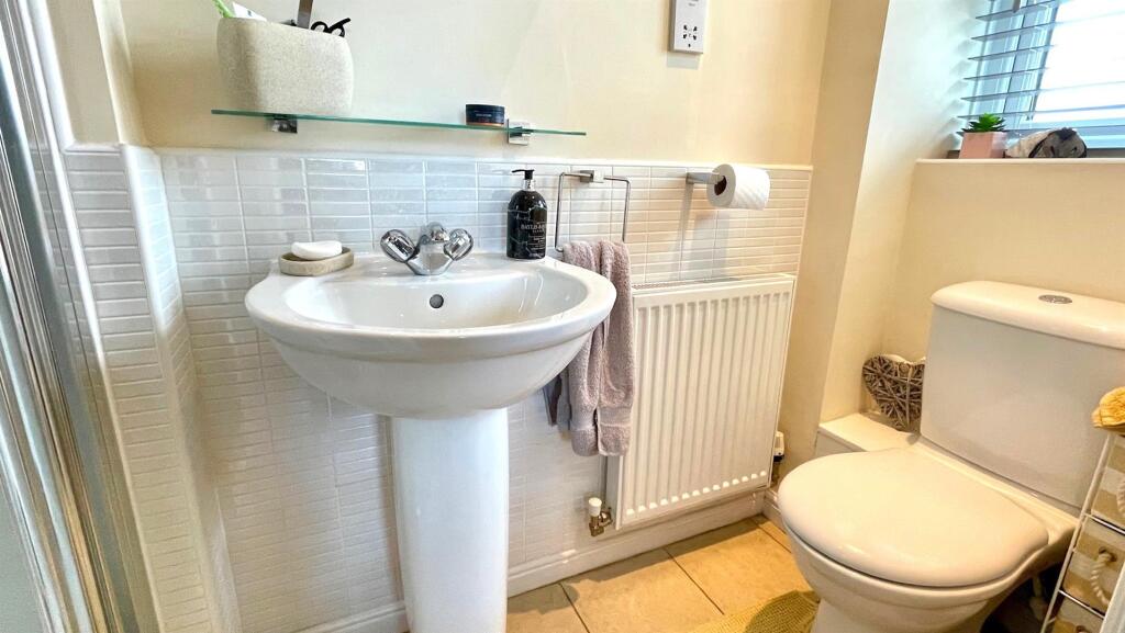 3 PIECE EN-SUITE SHOWER ROOM