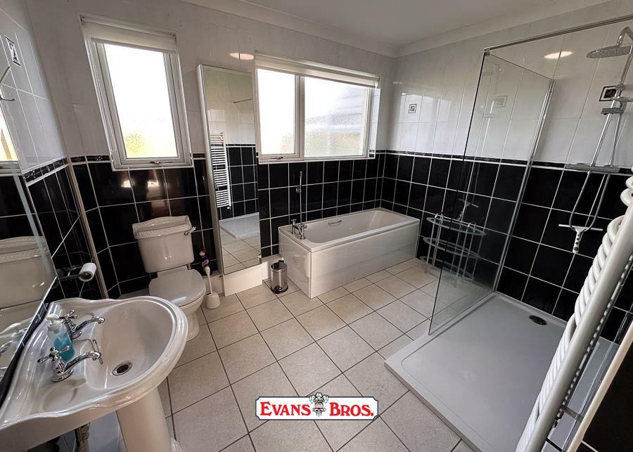 FAMILY SHOWER ROOM