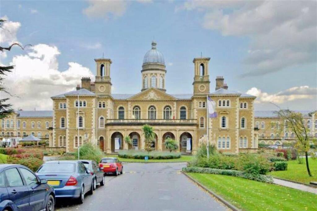 Stunning 1-2 Bed Flat with 2 Private Terraces