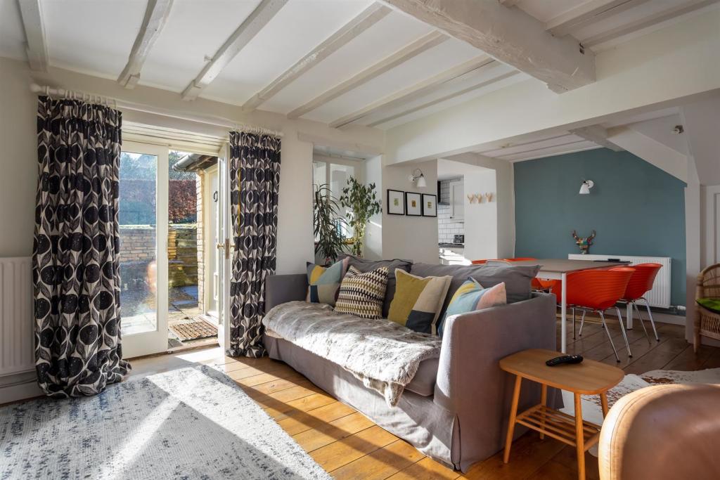 23 - Lawrence Cottage - GL54 4AG - Web.jpg